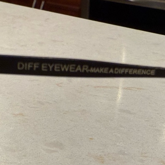 Diff eyewear polarized women’s sunglasses with case - Picture 4 of 5